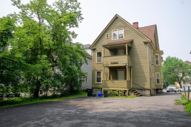 Building Photo - Newly Renovated 3 Bedroom -3 Blocks From C...