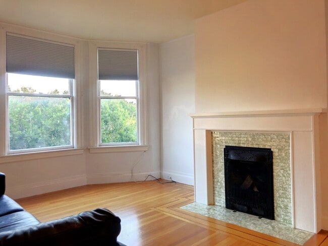 Building Photo - 1190 Dolores St