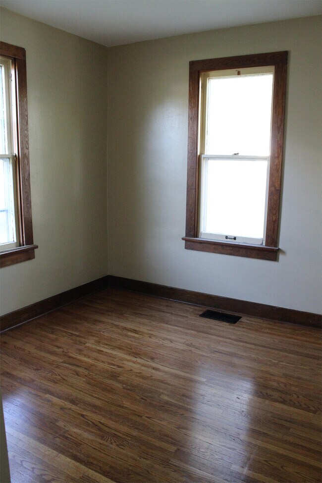 Building Photo - 526 E 11th St