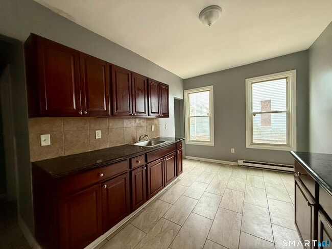 Building Photo - 72 Burton St