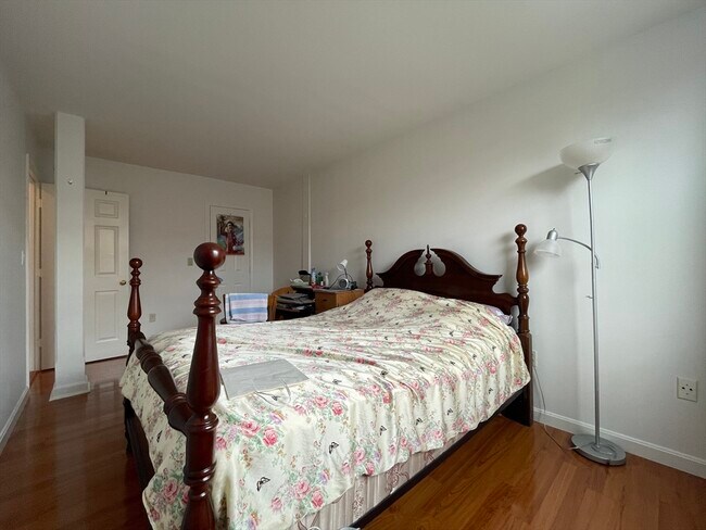 Building Photo - 10 Weston Ave