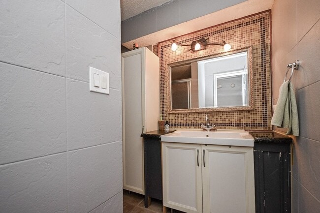 Building Photo - 13102 Richmond Ave