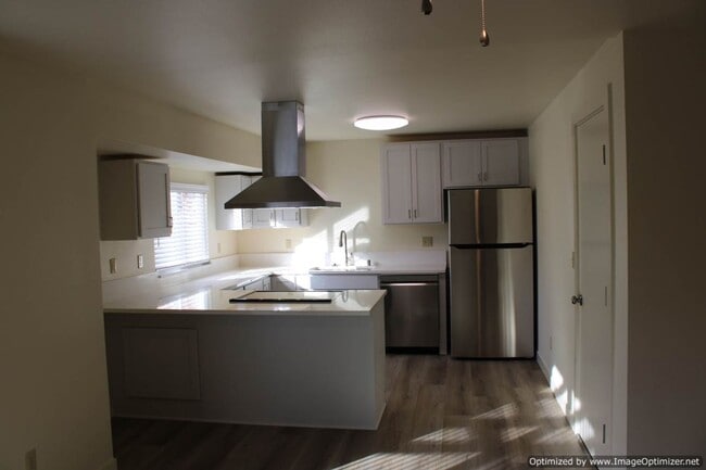 Building Photo - Updated One-Story 2-Bedroom Duplex with Garage and Yard