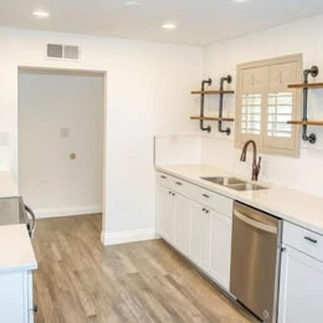 Building Photo - 3 BEDROOM 2 BATHS WITH A POOL FREE RENT OAC  MTM AVAILABLE