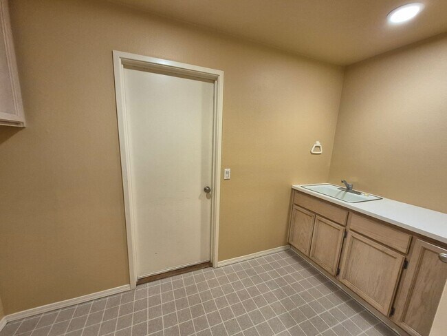 Building Photo - Beautiful  4 bedroom 2.5 bath with loft & Pool