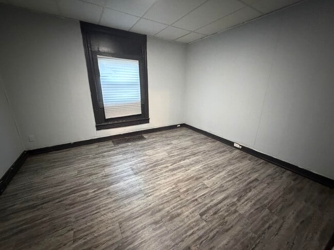 Building Photo - 12 Beard-S