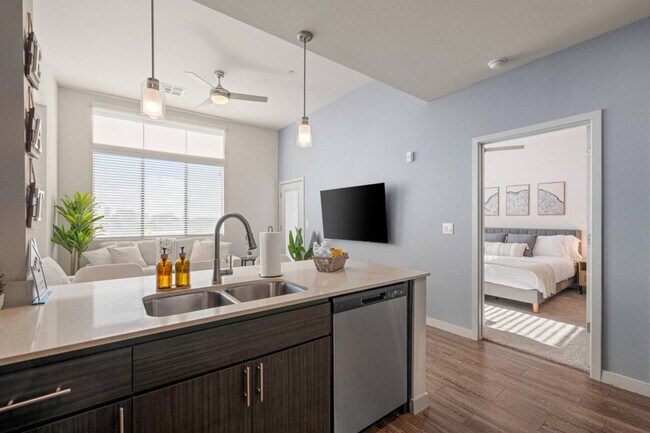 Building Photo - 711 W Broadway Rd