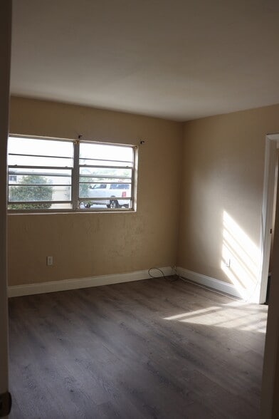 Building Photo - 4923 Vincennes Ct