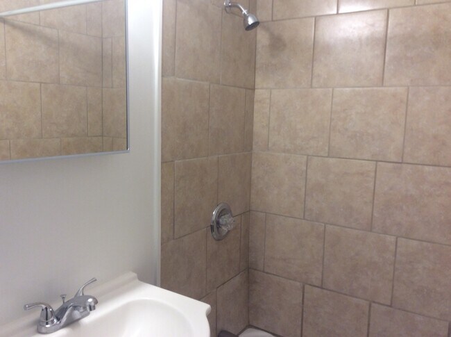 Building Photo - 3 Bedroom 1.5 Bath 1st Floor Apartment-York City SD