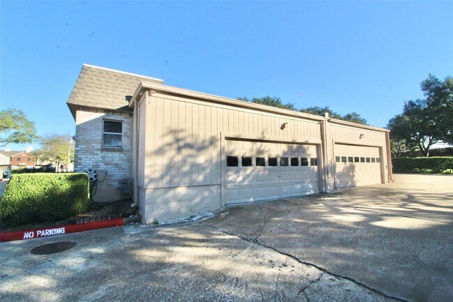 Building Photo - 2 River Creek Way