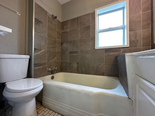 Building Photo - Great 3 bedroom duplex in Minneapolis!