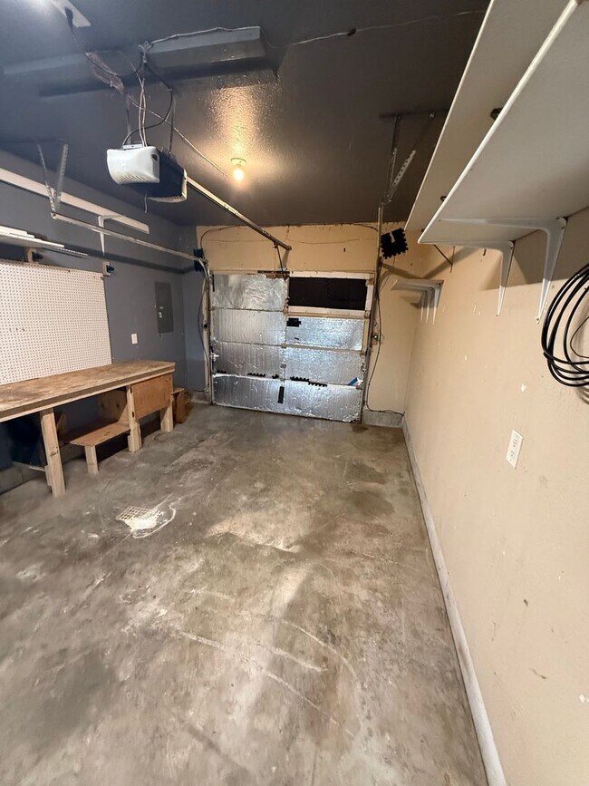 Building Photo - 2 Bedroom, 1 bathroom House
