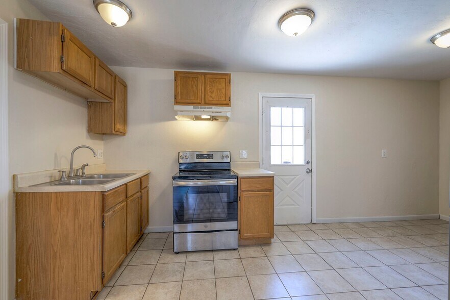 Building Photo - 709 N Woodland St