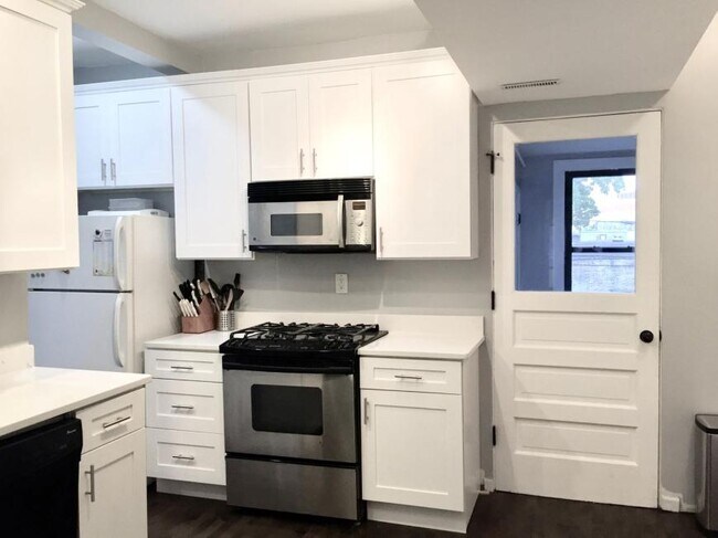 Building Photo - 2 bedroom in Chicago IL 60657