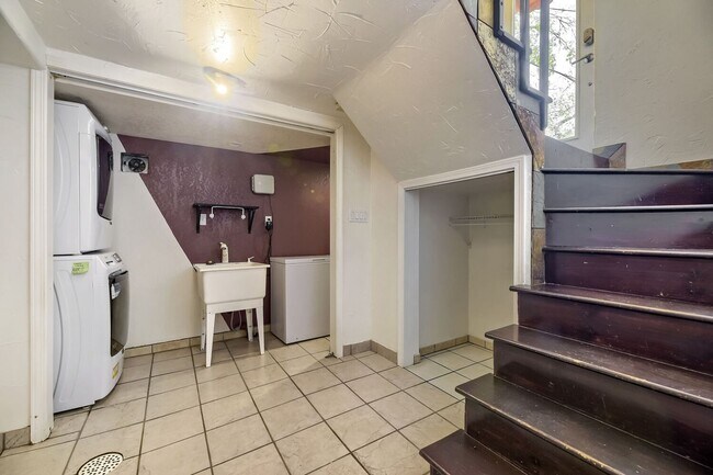 Building Photo - $1000 OFF RENT! Spacious 4bd/2ba Charming Historic Home near Wash Park- Available NOW!