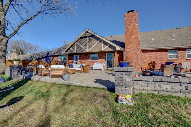 Building Photo - Available mid-August! Amazing mid-town gem...