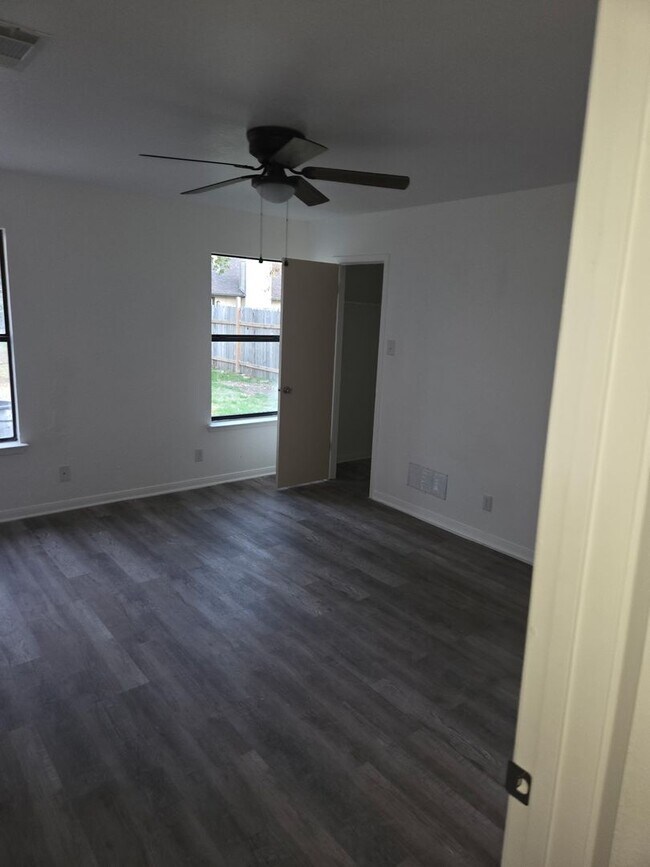 Building Photo - Beautifully Remodeled 4 Bedroom + Office H...