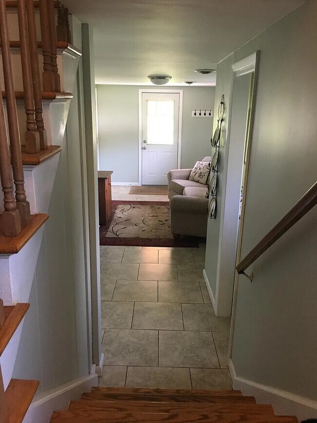 Building Photo - 858 Warner Rd