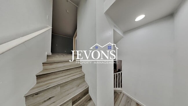 Building Photo - Experience this beautiful SeaTac single-family home with an equipped kitchen, high ceilings, near...