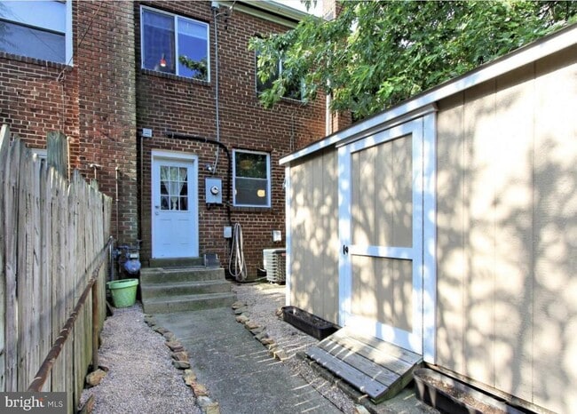 Building Photo - 137 W Reed Ave