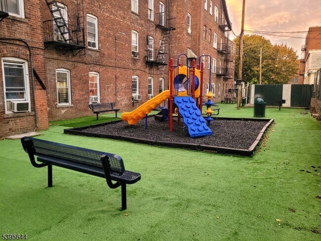 Building Photo - 57 Henry St