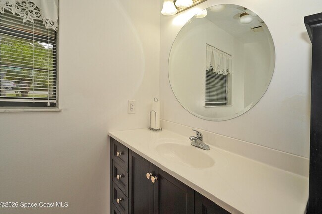 Building Photo - 670 Kings Way