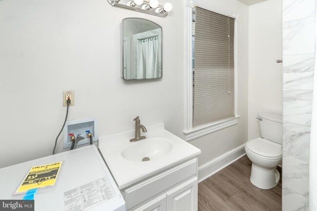 Building Photo - 24 Bank St