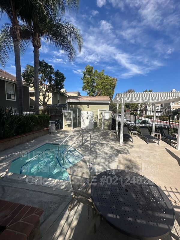 Building Photo - 23 Hollyhock Ln