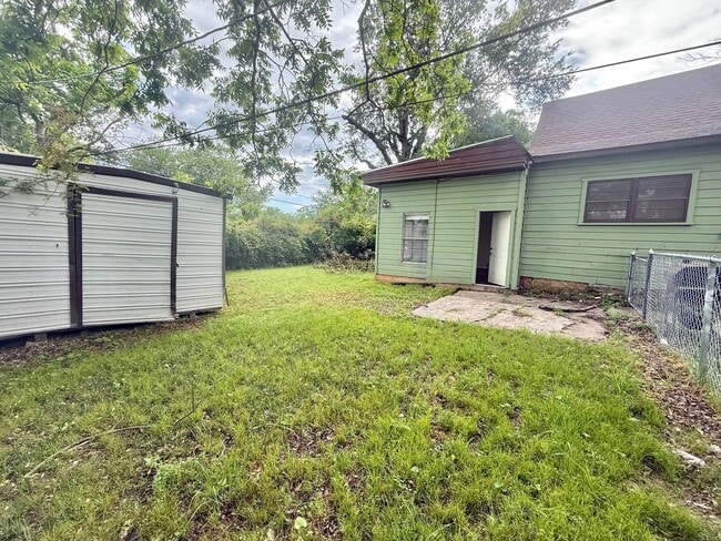 Building Photo - 3 bed/1 bath Duplex