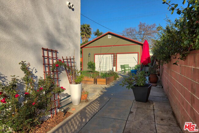 Building Photo - 752 N Las Palmas Ave