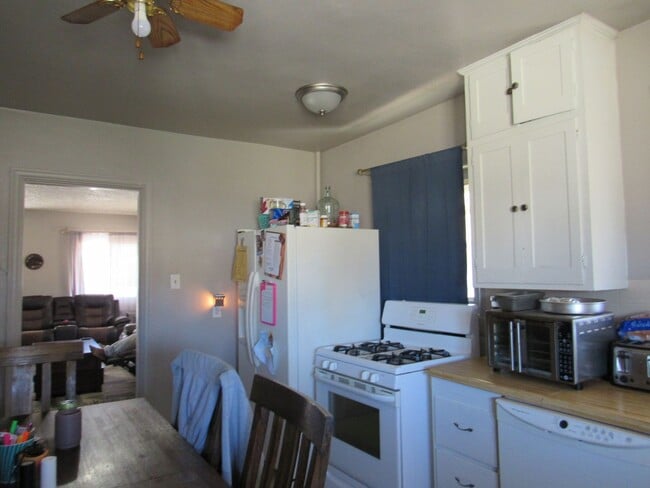 Building Photo - Cozy & Convenient 2+ Bedroom W/Garage