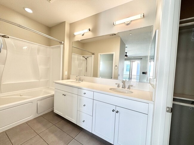 Building Photo - Newer Built Townhome with Solar in Gated Community! Pet-Friendly!