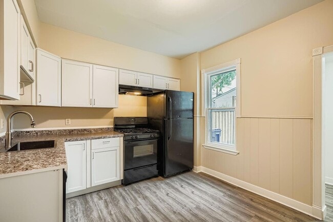 Building Photo - 595 Hawthorne Ave E