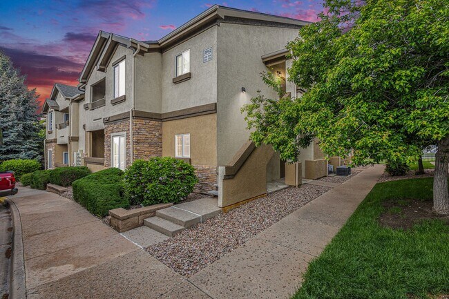 Building Photo - 2 bedroom Condo ,Gated community  Hillsbor...