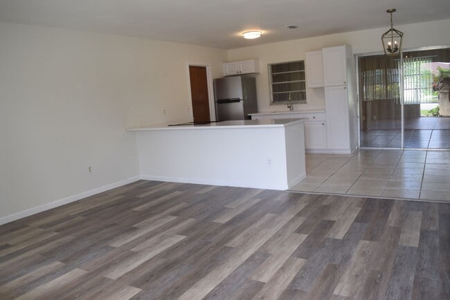 Building Photo - Affordable 3 bedroom 2 bath centrally located