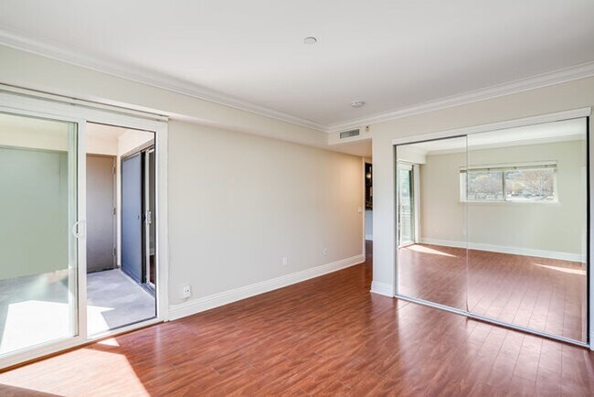 Building Photo - Beautiful 2 Bedroom 2 Bathroom Condo in La...
