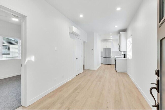 Building Photo - 2 bedroom / 1 bath | Midtown Duplex Available Now