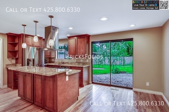 Building Photo - Find Your Perfect Oasis in Redmond! Stunni...