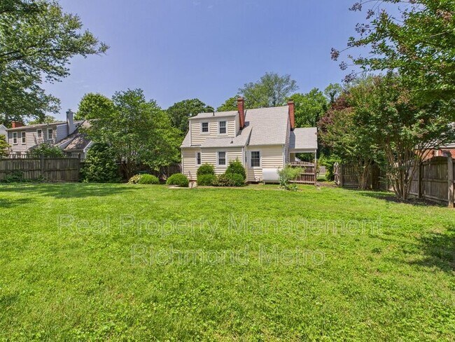 Building Photo - 1101 Normandy Dr