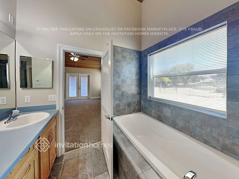 Building Photo - 10613 Lakeshore Dr