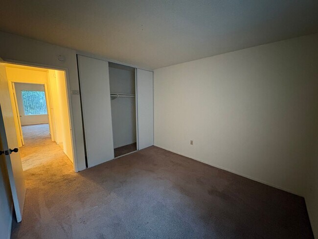 Building Photo - Villa Martinique Town Home!