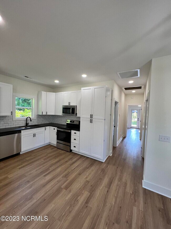 Building Photo - 4105 Peachtree Ave