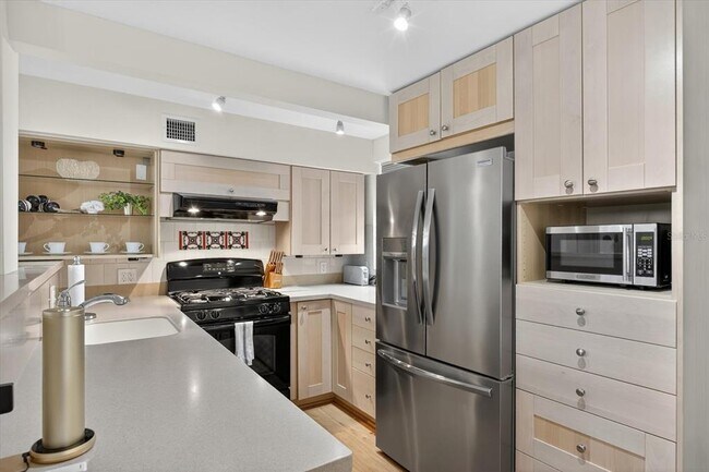 Building Photo - 221 13th Ave NE