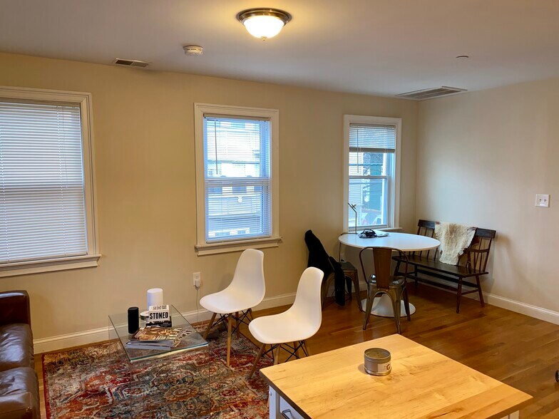Building Photo - 167 Thorndike St