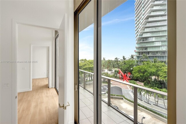 Building Photo - 2655 S Bayshore Dr