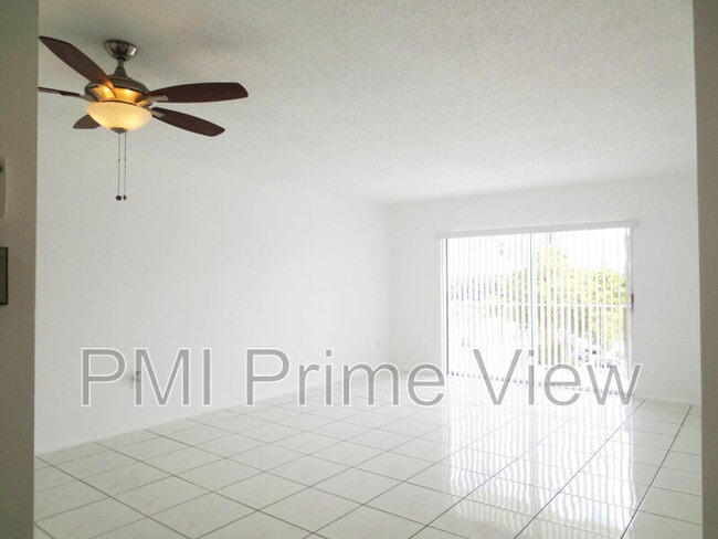 Building Photo - 4164 Inverrary Dr