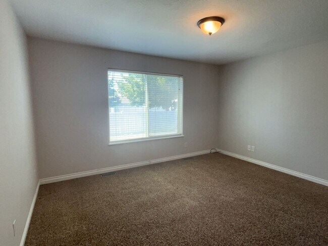 Building Photo - 1537 Foxglove Ave