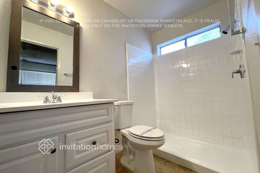 Building Photo - 1129 E Hampton Cir