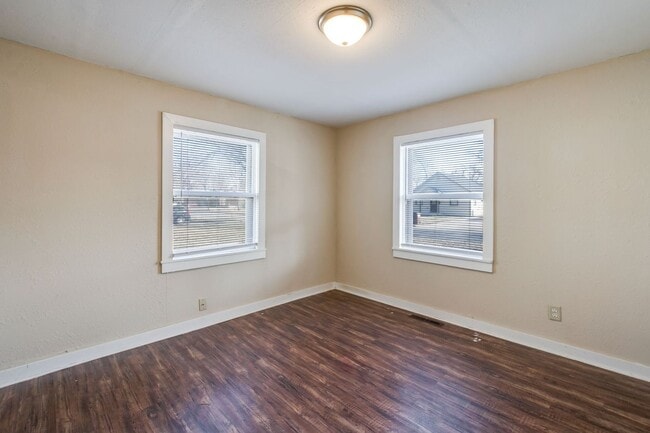 Building Photo - Cute and Cozy 2 Bedroom!