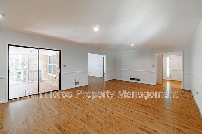 Building Photo - 1060 Windbrooke Ct